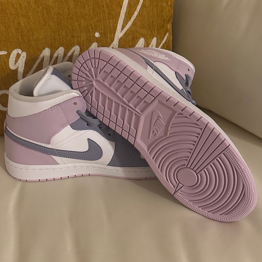 Jordan 1 Retro Mid Women' Sneakers in Purple and White - Picture 2 of 5